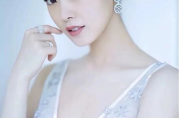 尹惠熙写真高清图片,魅力四溢，光影交织下的绝美瞬间