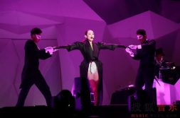 比基尼钢管舞表演,性感与力量的完美融合”